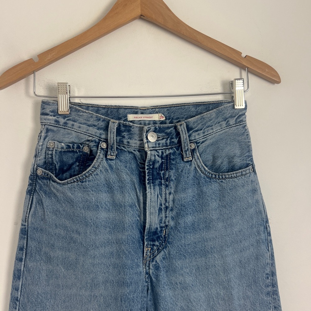 Levi's Women's Size 26 Wellthread Ribcage Straight Jeans In Medium Light Wash - Picture 7 of 15